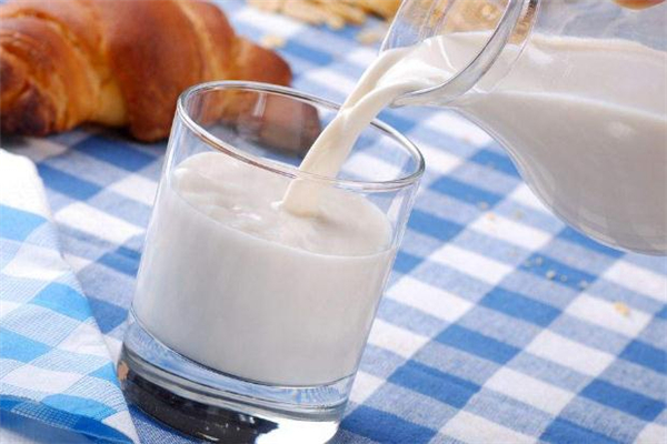 牛奶加热后成块了,什么原因,生牛奶可以加热到沸腾吗