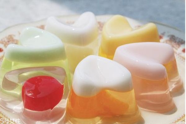 果冻是用啥做的,果冻是什么做成的