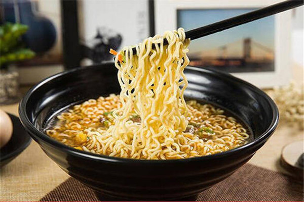 煮好的泡面可以放在微波炉加热吗,泡面可以放微波炉里面吗