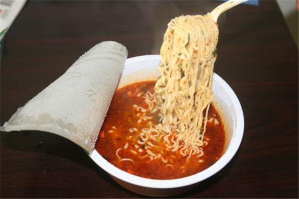 泡面的热量高还是米饭,米饭跟泡面哪个热量高一点 泡面的热量高还是米饭,米饭跟泡面哪个热量高一点