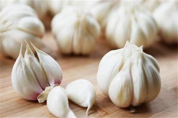 生吃大蒜会伤胃吗,生吃大蒜伤胃还是养胃