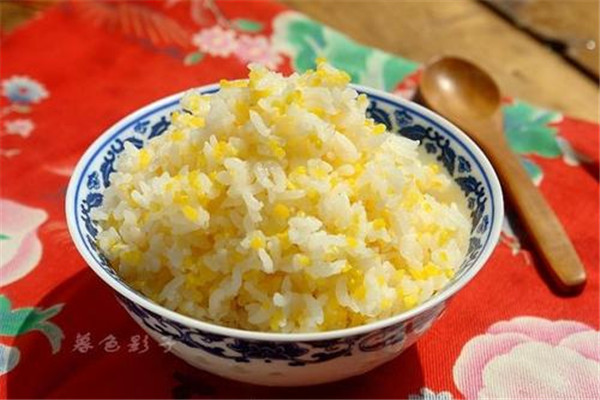 米饭在常温下能保存多久,米饭在保鲜可以放多久 米饭在常温下能保存多久,米饭在保鲜可以放多久