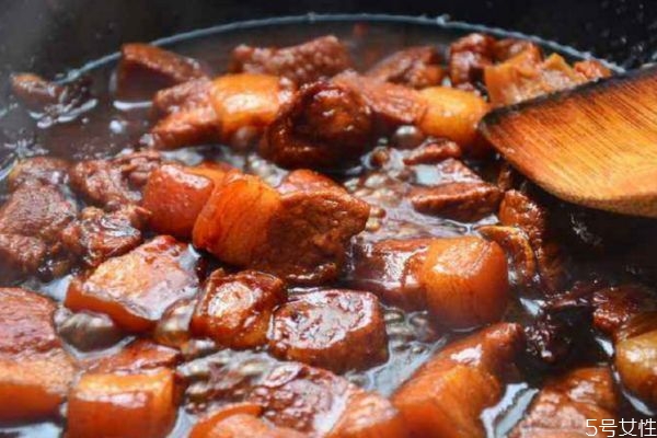 怎样烧红烧肉最好吃,红烧肉需要炖多久口感最好