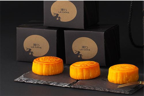 月饼不能和什么一起吃,啤酒可以和柿饼一起吃吗