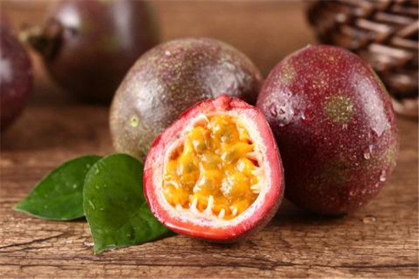 百香果外皮长白毛了里面还能吃吗,百香果皮上长白毛还能吃吗