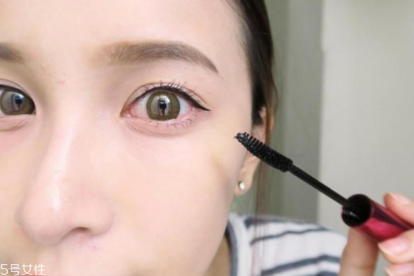 黑色睫毛膏适合什么人,睫毛不黑的人涂棕色睫毛膏
