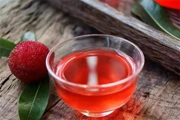 杨梅酒什么时候喝比较好,晚上睡觉之前喝杨梅酒好吗?