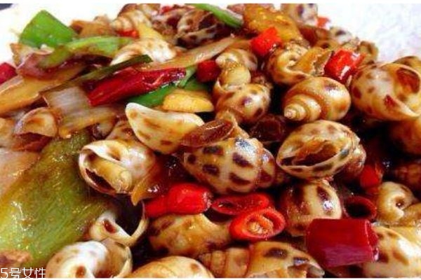 海螺生活在什么地方,海螺生长在海里的什么地方