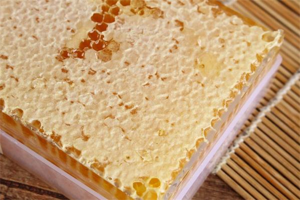 蜂巢蜜怎样吃,蜂巢蜂蜜怎么吃啊