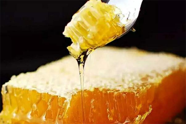 蜂巢蜜什么时间吃比较好,蜂巢蜜的正确吃法及最佳时间