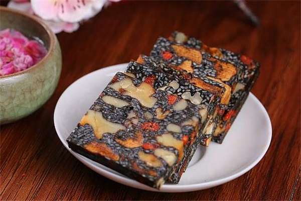 冬天可以吃阿胶糕吗,三高的人能不能吃阿胶糕