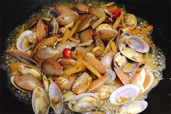 花甲要用盐水泡多久,花甲用盐水泡一晚上会死吗 花甲要用盐水泡多久,花甲用盐水泡一晚上会死吗