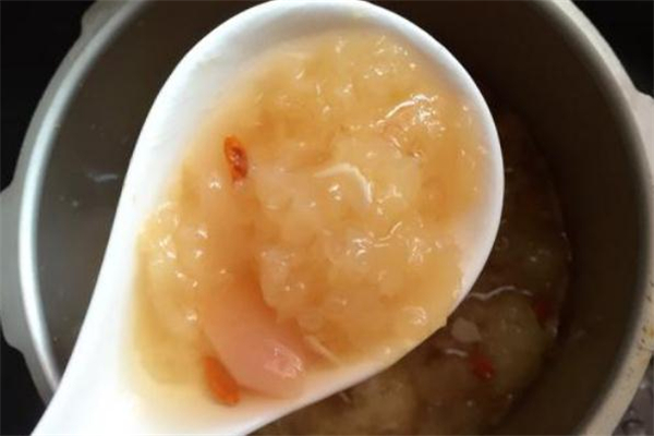 银耳炖什么丰胸,红枣银耳汤能丰胸吗