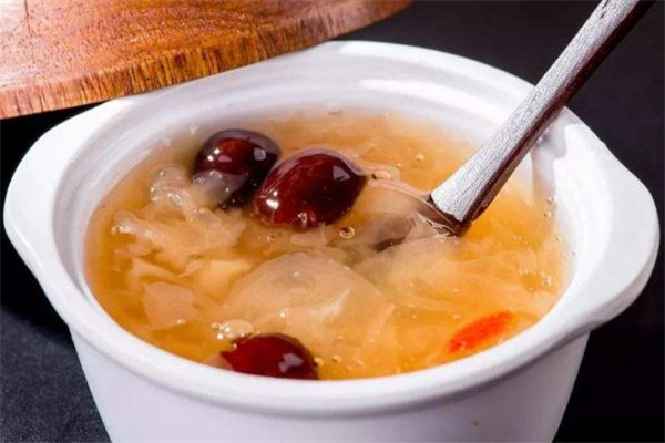 银耳汤放红糖好还是放冰糖好,银耳汤能放红糖吗 银耳汤放红糖好还是放冰糖好,银耳汤能放红糖吗