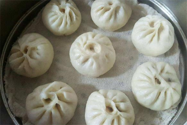 蒸包子可以用保鲜膜垫吗,蒸包子可以用什么垫着