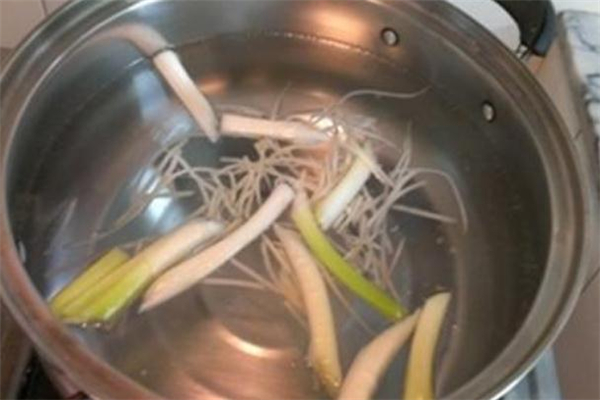 葱白水多大宝宝可以喝,小宝宝可以喝葱白水的功效和作用
