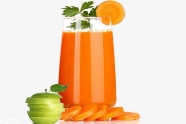 胡萝卜汁可以生喝吗,生的胡萝卜榨汁可以喝吗 胡萝卜汁可以生喝吗,生的胡萝卜榨汁可以喝吗