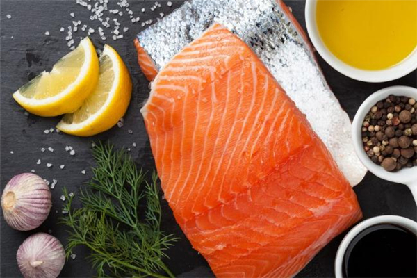 三文鱼如何解冻,三文鱼解冻之后还可以冷冻吗 三文鱼如何解冻,三文鱼解冻之后还可以冷冻吗