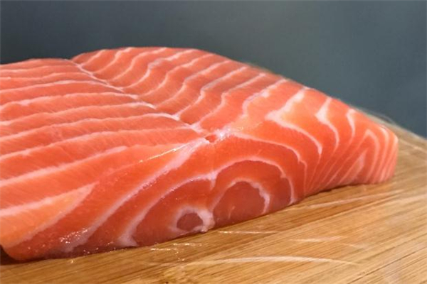 冷冻了一年的三文鱼还能吃吗,三文鱼在冰箱冻了一年能吃吗