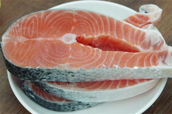 冷冻的三文鱼可以生吃吗,冷冻的三文鱼怎么吃 冷冻的三文鱼可以生吃吗,冷冻的三文鱼怎么吃
