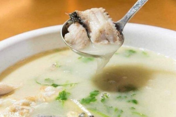 怎样熬鱼汤又白又鲜,怎样把鱼汤熬成乳白色