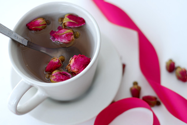 玫瑰蜂蜜水什么时候喝最适合,玫瑰花茶和蜂蜜一起喝一天什么时候最好