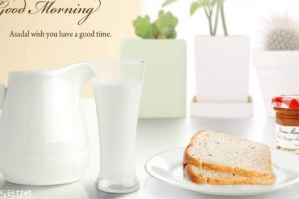 面包加牛奶会胖吗,早上牛奶配面包会不会胖