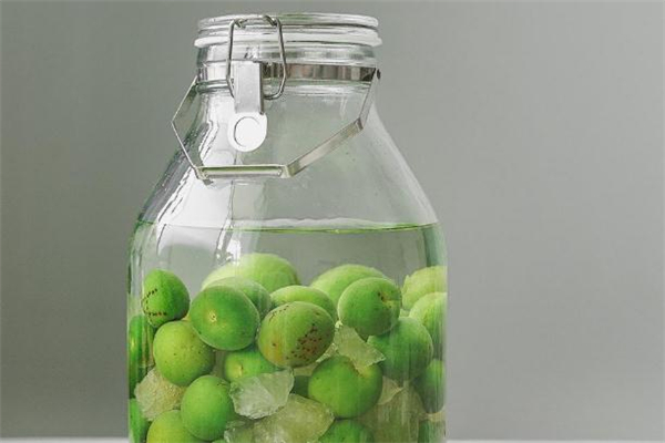 青梅没去核来泡酒有危害冯,青梅酒泡好后要将青梅去掉吗