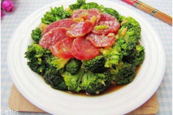 腊肠炒西兰花的做法窍门,西兰花炒腊肠的做法