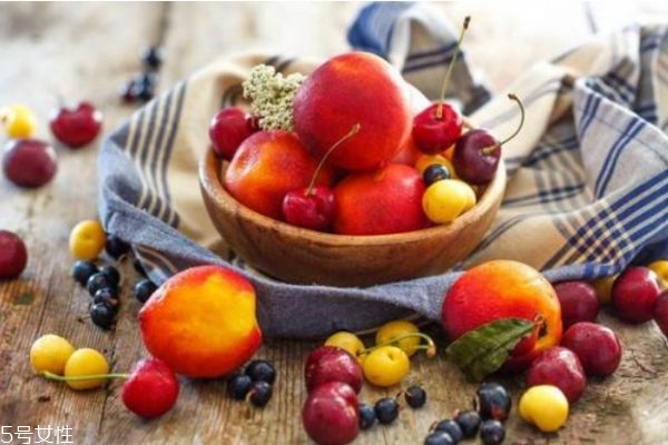 吃水果放盐,水果加盐吃了有好处吗 吃水果放盐,水果加盐吃了有好处吗