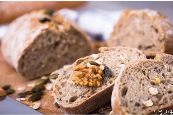 黑麦面包和全麦面包哪个好吃,黑麦面包和全麦面包哪个好 糖尿病