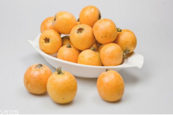 吃枇杷要剥皮吗,枇杷是剥皮吃还是拿着直接吃