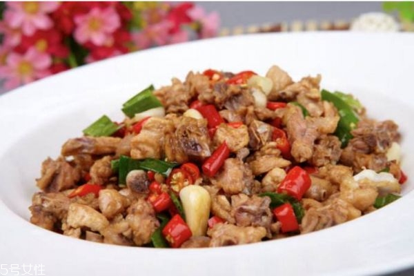 仔鸡不能和什么一起吃,鸡跟什么不能一起吃 仔鸡不能和什么一起吃,鸡跟什么不能一起吃