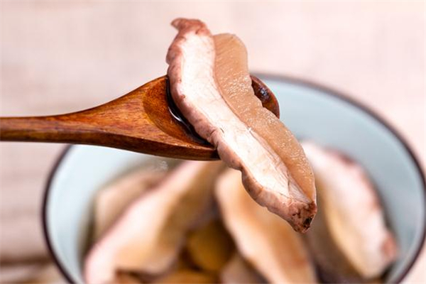 牛肝菌可以生吃吗,牛肝菌能吃吗