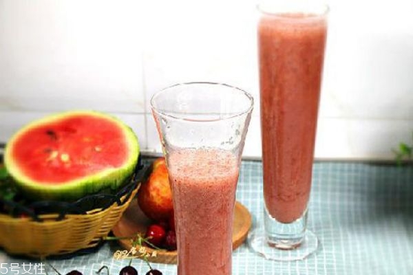 西瓜和什么水果榨汁好喝多种搭配功效各不同,西瓜跟什么榨汁好喝