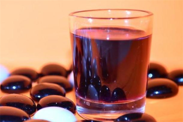 黑枸杞泡酒一天喝多少,一斤黑枸杞泡多少酒