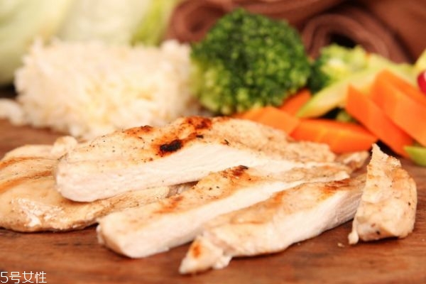 健身一天吃多少鸡胸肉合适,健身一天吃多少鸡胸肉和鸡蛋 健身一天吃多少鸡胸肉合适,健身一天吃多少鸡胸肉和鸡蛋