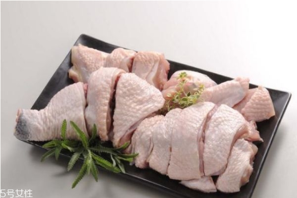 鸡肉里有激素吗,鸡肉里有激素吗吃了会胖吗