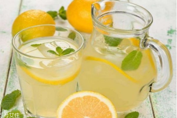 柠檬水的正确泡法,柠檬泡水怎么泡好喝一点