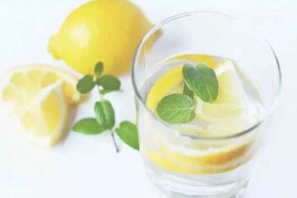 白天喝柠檬水皮肤会变黑吗晒太阳,白天喝柠檬水皮肤会变黑吗? 白天喝柠檬水皮肤会变黑吗晒太阳,白天喝柠檬水皮肤会变黑吗?