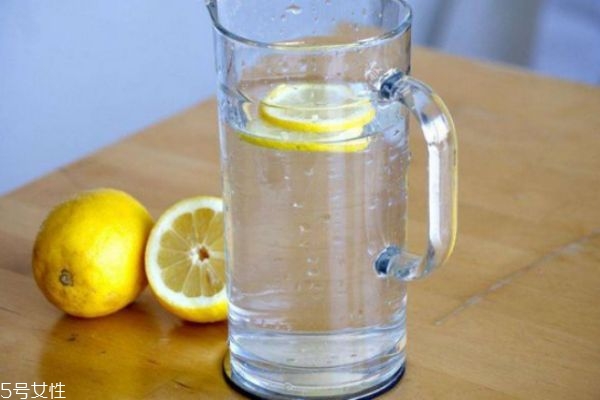 喝了柠檬水不能晒太阳吗?,喝了柠檬水不能晒太阳吗 知乎