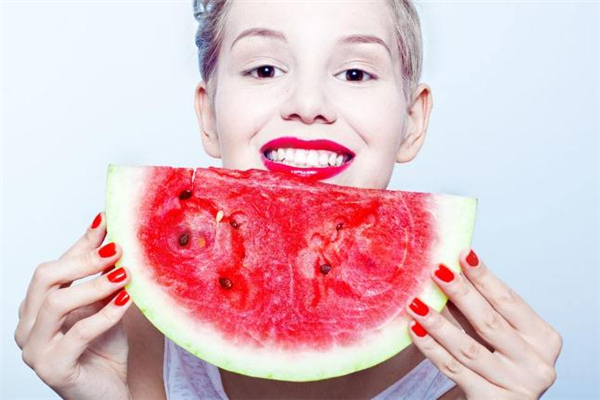 为什么吃完西瓜嘴麻