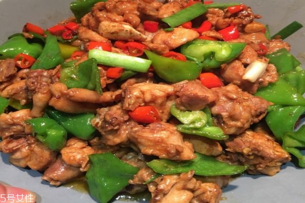 青椒童子鸡怎么做好吃窍门,青椒童子鸡的做法