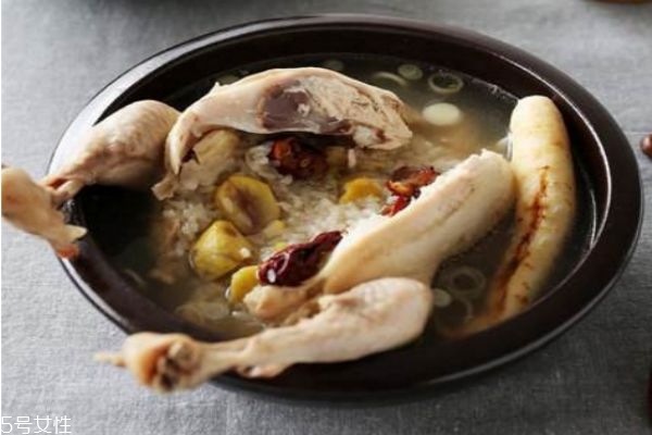 童子鸡汤的功效和禁忌,童子鸡炖汤有营养吗