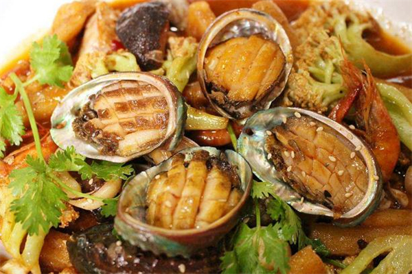 鲍鱼可以带壳一起煮吗,鲍鱼要带壳一起煮吗