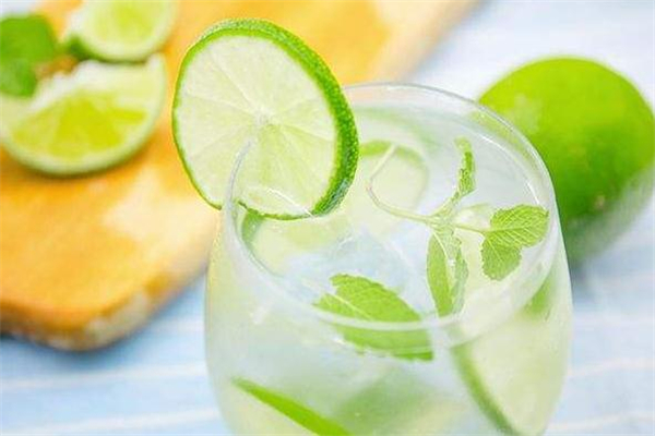 青柠檬泡水为什么苦,对身体不好吧,青柠檬泡水为什么会苦 青柠檬泡水为什么苦,对身体不好吧,青柠檬泡水为什么会苦