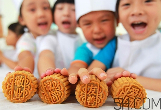 中秋吃月饼是从什么时候传下来的,中秋月饼的由来