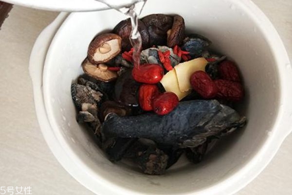 乌鸡汤和什么一起煲汤补血,乌鸡汤和什么一起炖