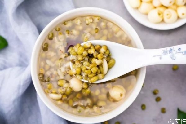 红豆炖汤吃有什么功效,喝绿豆汤有什么好处和坏处