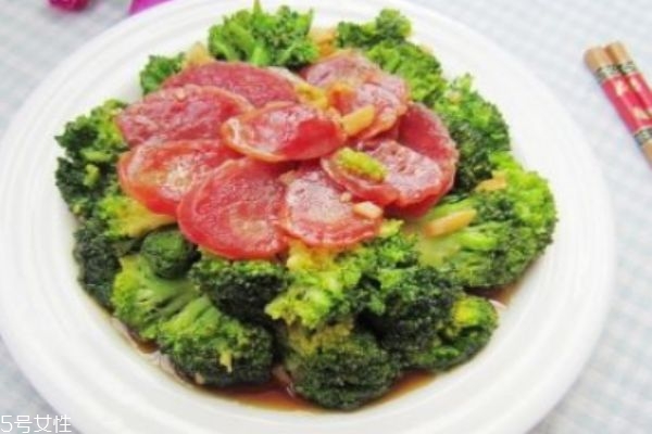 腊肠西兰花的做法,腊肠炒西兰花的做法窍门